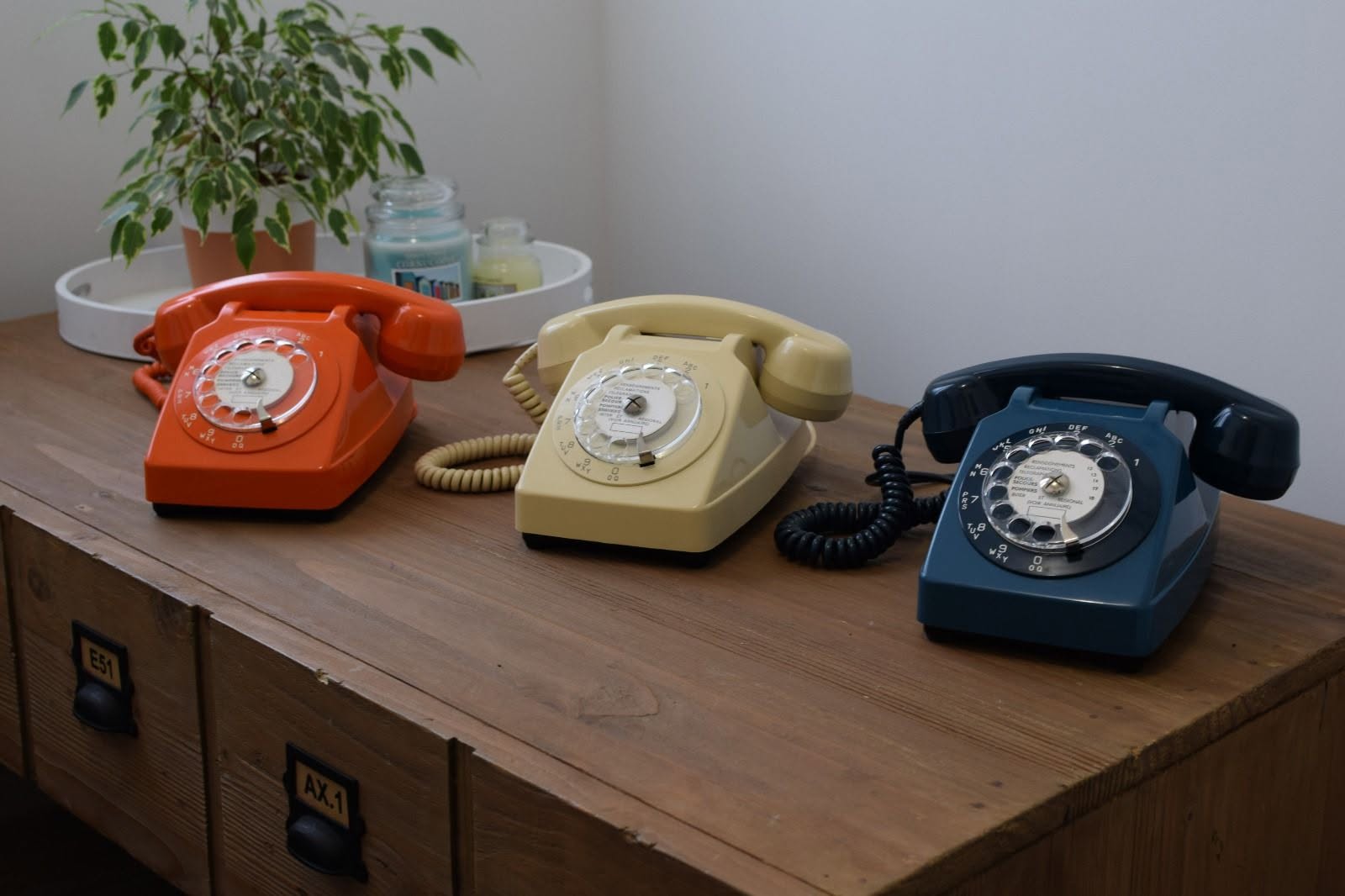 Les 3 modèles d'audioguestbook disponibles à la location à Cholet — téléphone vintage beige, orange et pétrole