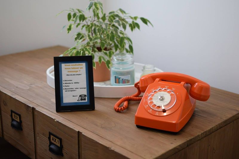 Audioguestbook téléphone vintage orange — livre d'or audio mariage coloré Cholet